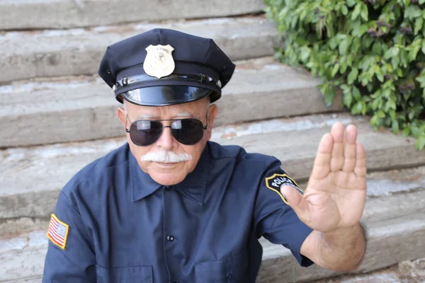 Närbild Porträtt Stilig Äldre Man Polis Kostym Visar Stopp Gest — Stockfoto