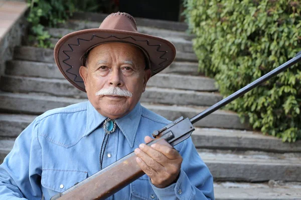 Närbild Porträtt Stilig Senior Man Skjorta Och Cowboy Hatt Hålla — Stockfoto