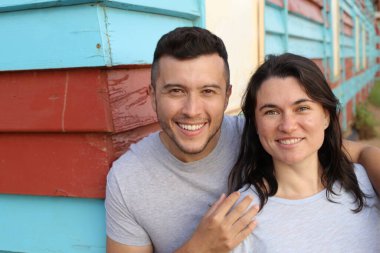 Dışarıda kucaklaşan güzel genç bir çiftin portresi.