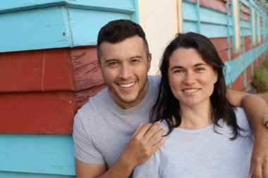 Dışarıda kucaklaşan güzel genç bir çiftin portresi.