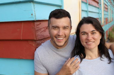 Dışarıda kucaklaşan güzel genç bir çiftin portresi.