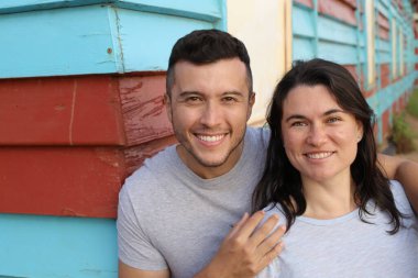 Dışarıda kucaklaşan güzel genç bir çiftin portresi.