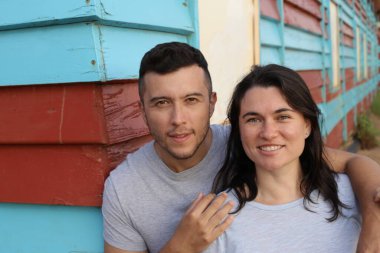 Dışarıda kucaklaşan güzel genç bir çiftin portresi.