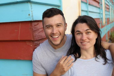 Dışarıda kucaklaşan güzel genç bir çiftin portresi.