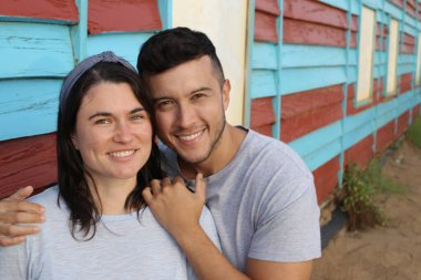 Dışarıda kucaklaşan güzel genç bir çiftin portresi.