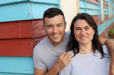 Dışarıda kucaklaşan güzel genç bir çiftin portresi.