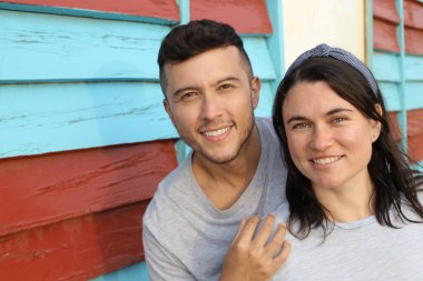 Dışarıda kucaklaşan güzel genç bir çiftin portresi.