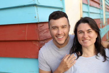 Dışarıda kucaklaşan güzel genç bir çiftin portresi.