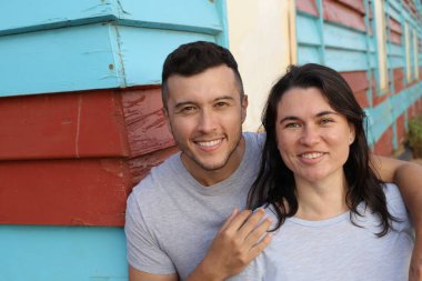 Dışarıda kucaklaşan güzel genç bir çiftin portresi.