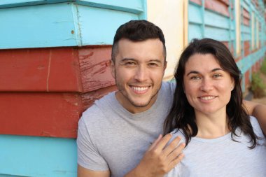 Dışarıda kucaklaşan güzel genç bir çiftin portresi.