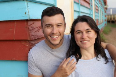 Dışarıda kucaklaşan güzel genç bir çiftin portresi.