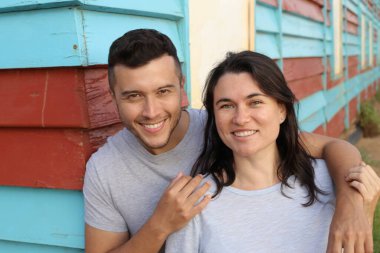 Dışarıda kucaklaşan güzel genç bir çiftin portresi.