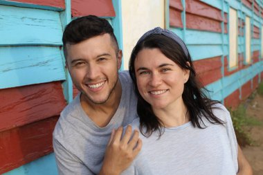 Dışarıda kucaklaşan güzel genç bir çiftin portresi.