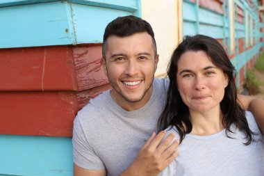 Dışarıda kucaklaşan güzel genç bir çiftin portresi.