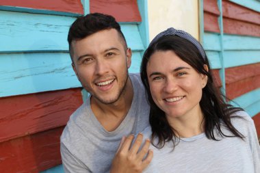 Dışarıda kucaklaşan güzel genç bir çiftin portresi.