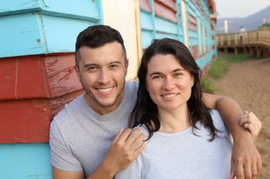 Dışarıda kucaklaşan güzel genç bir çiftin portresi.