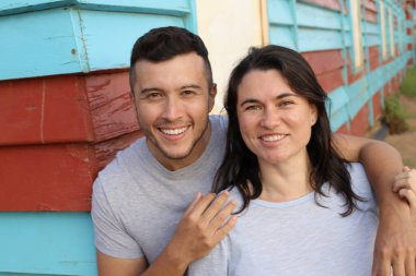 Dışarıda kucaklaşan güzel genç bir çiftin portresi.