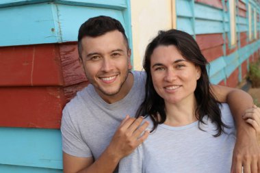 Dışarıda kucaklaşan güzel genç bir çiftin portresi.