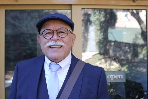 Close Retrato Homem Sênior Bonito Terno Frente Janela Com Sinal — Fotografia de Stock