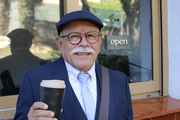 Close Retrato Homem Sênior Bonito Terno Segurando Xícara Papel Café — Fotografia de Stock