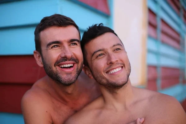 幸せな若いですシャツのないゲイカップル受け入れ屋外 — ストック写真