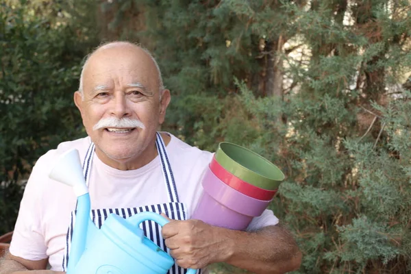 Close Retrato Homem Sênior Bonito Com Jarro Rega Vasos Plástico — Fotografia de Stock