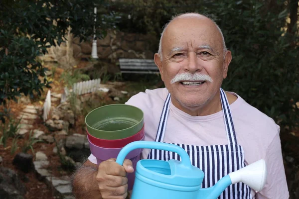 Close Retrato Homem Sênior Bonito Com Jarro Rega Vasos Plástico — Fotografia de Stock