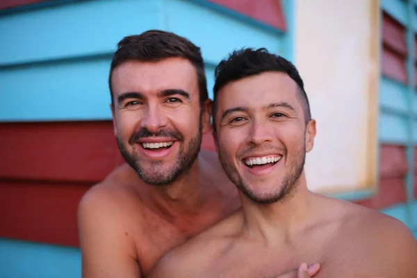 Feliz Jovem Sem Camisa Gay Casal Abraçando Livre — Fotografia de Stock