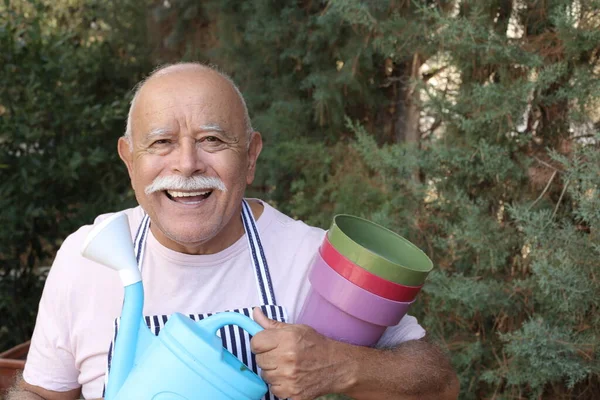 Close Retrato Homem Sênior Bonito Com Jarro Rega Vasos Plástico — Fotografia de Stock