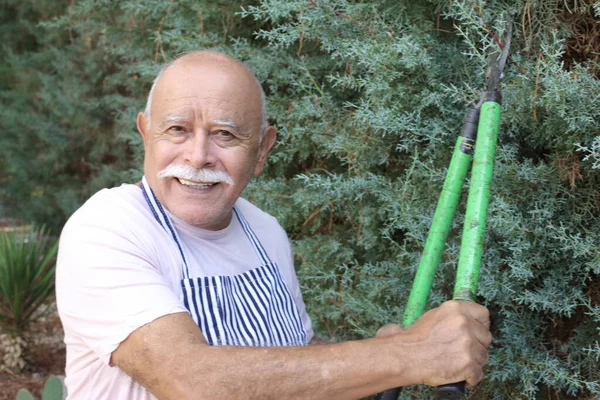 Close Retrato Belo Jardineiro Sênior Com Tesouras Corte Arbustos — Fotografia de Stock