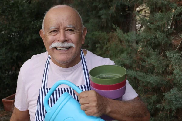 Close Retrato Homem Sênior Bonito Com Jarro Rega Vasos Plástico — Fotografia de Stock