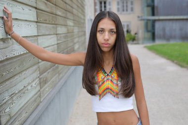 Geleneksel dış görünüşlü güzel bir Amerikan yerlisi.