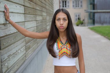 Geleneksel dış görünüşlü güzel bir Amerikan yerlisi.