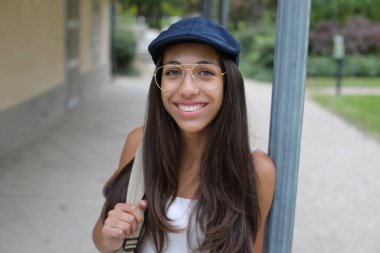 Şapkalı, genç, güzel Latin bir bayan.