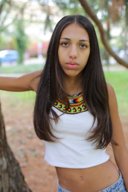 Geleneksel dış görünüşlü Amerikan yerlisi bir kadın.