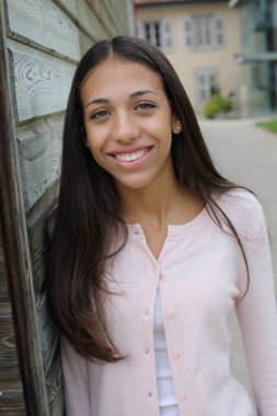 Açık havada güzel bir Latin kadının portresi.