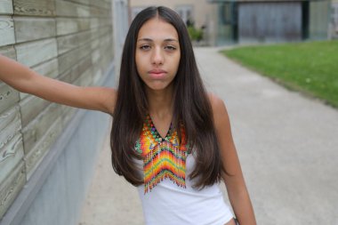 Geleneksel dış görünüşlü Amerikan yerlisi bir kadın.