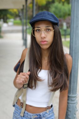 Şapkalı, genç, güzel Latin bir bayan.