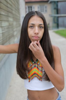 Geleneksel dış görünüşlü Amerikan yerlisi bir kadın.