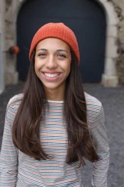 Turuncu şapkalı genç bir kadına yaklaş.