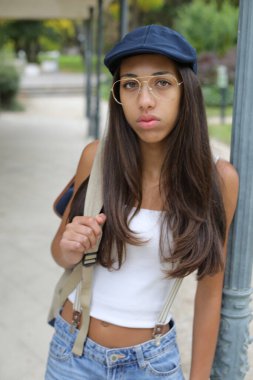 Şapkalı, genç, güzel Latin bir bayan.