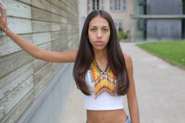 Geleneksel dış görünüşlü Amerikan yerlisi kız.