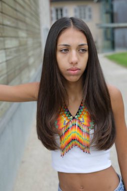 Geleneksel dış görünüşlü Amerikan yerlisi kız.