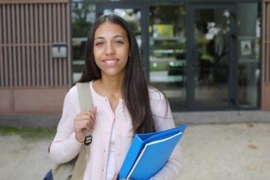 Mavi klasör tutan bayan öğrenci, kapatın.