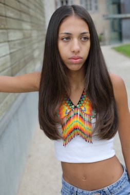 Geleneksel dış görünüşlü Amerikan yerlisi kız.