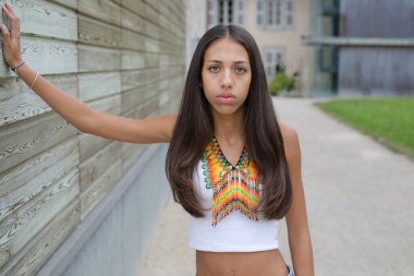 Geleneksel renkli dış görünüşlü Amerikan yerlisi bir kız.