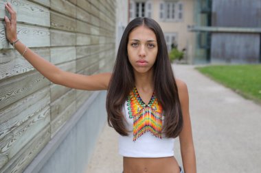 Geleneksel renkli elbiseli Amerikan yerlisi bir kız. 