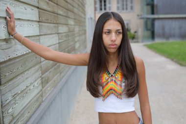 Geleneksel renkli elbiseli Amerikan yerlisi bir kız. 