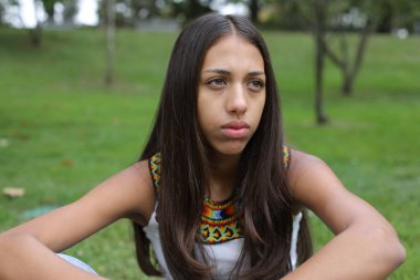 Geleneksel renkli elbiseli Amerikan yerlisi bir kız. 