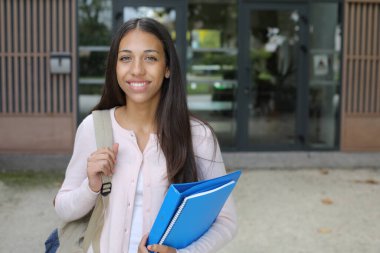 Mavi klasör tutan bayan öğrenci, kapatın.